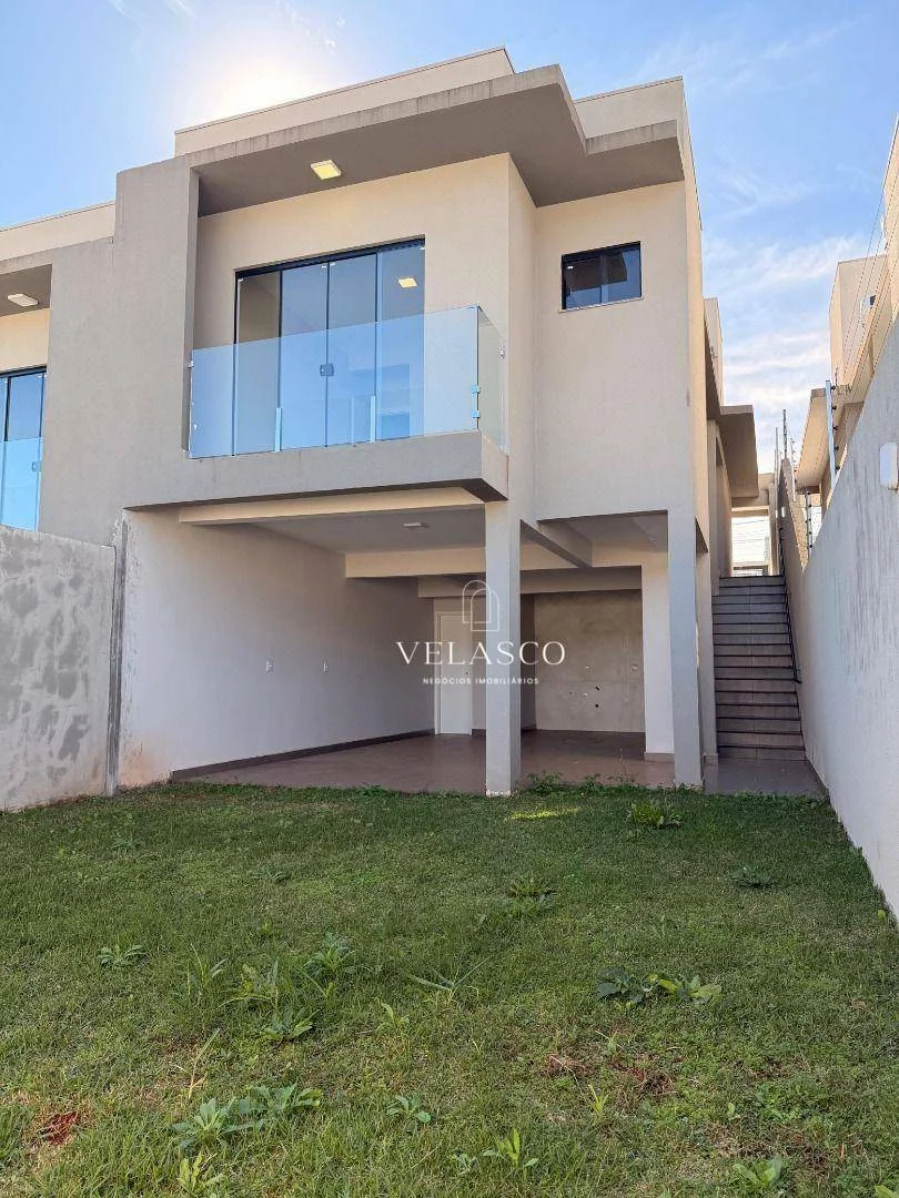 Sobrado com 3 dormitórios à venda, 118 m² por R$ 590.000,00 - Veredas - Cascavel/PR
