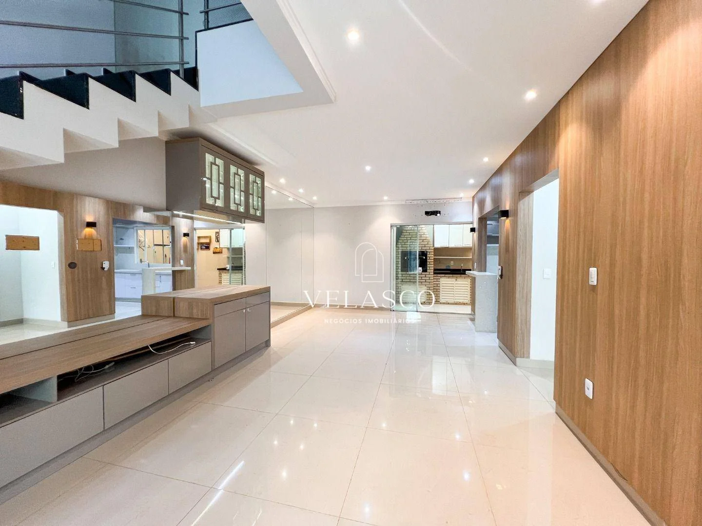 Sobrado com 3 suítes no bairro Neva, 143 m² por R$ 990.000 - Cascavel/PR