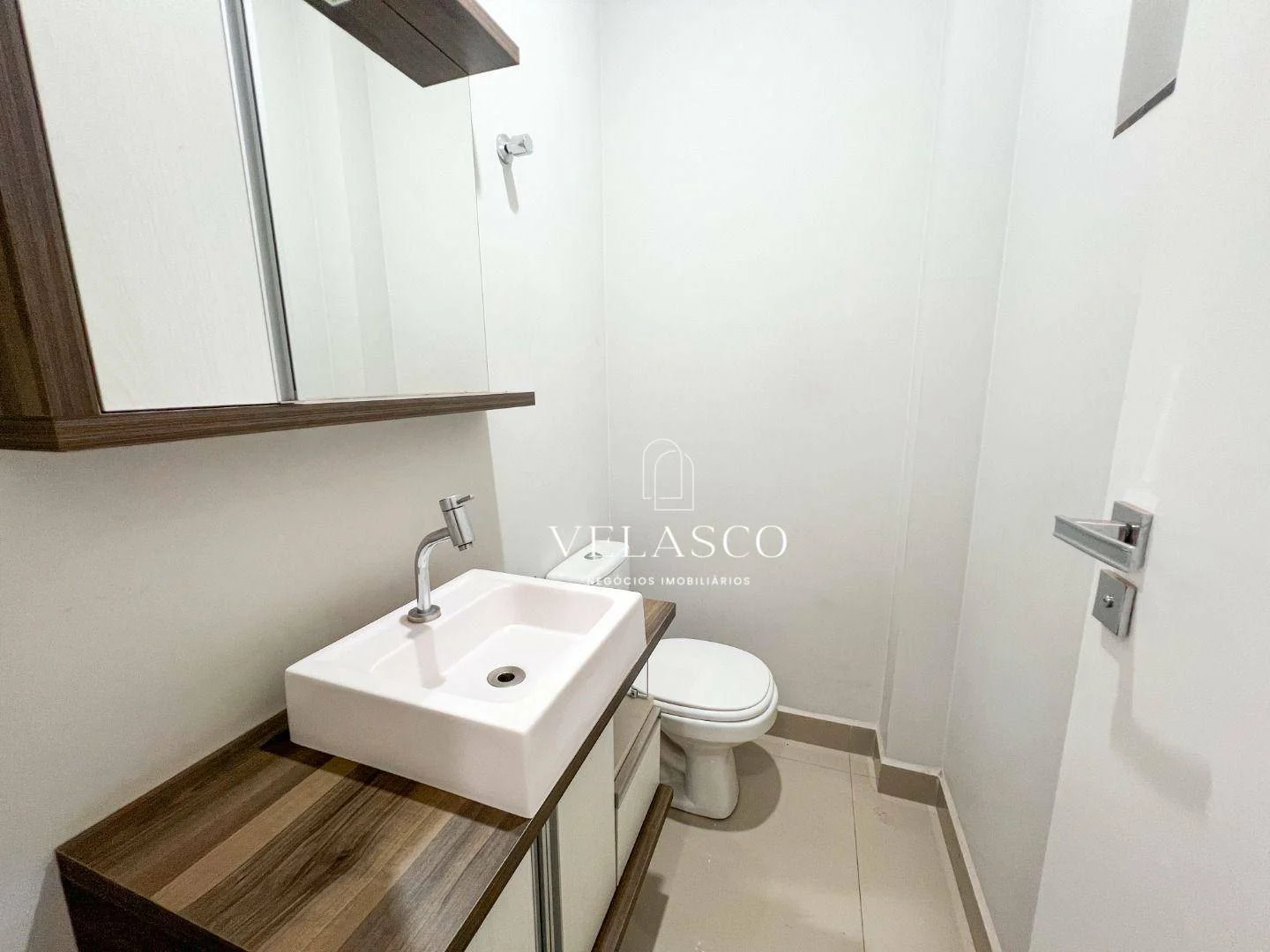 Sobrado com 3 suítes no bairro Neva, 143 m² por R$ 990.000 - Cascavel/PR
