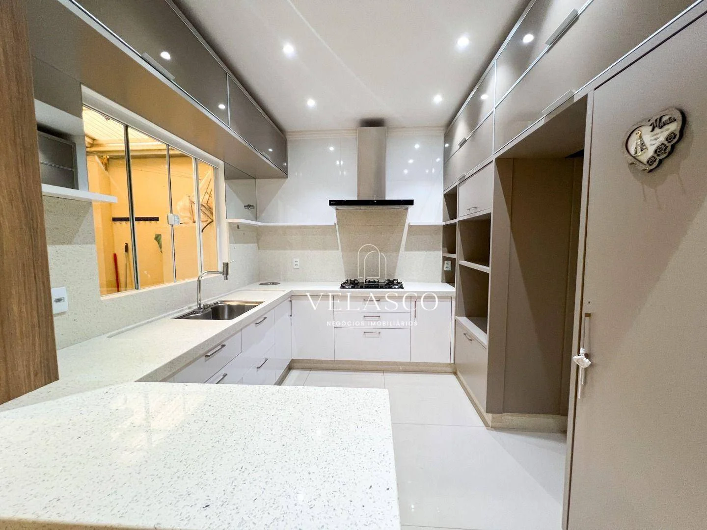 Sobrado com 3 suítes no bairro Neva, 143 m² por R$ 990.000 - Cascavel/PR