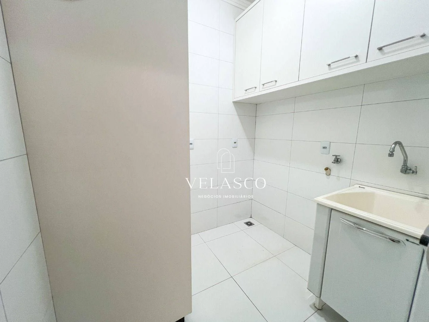 Sobrado com 3 suítes no bairro Neva, 143 m² por R$ 990.000 - Cascavel/PR