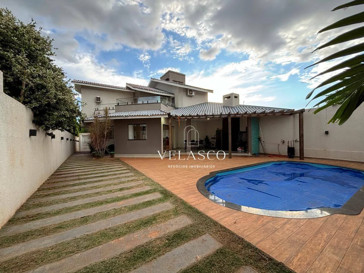 Sobrado com 3 Suítes à venda, 250 m² por R$ 1.350.000 - Canadá - Cascavel/PR