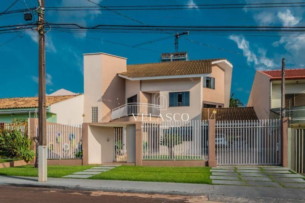 Sobrado com 5 dormitórios à venda, 369 m² por R$ 2.500.000,00 - Country - Cascavel/PR