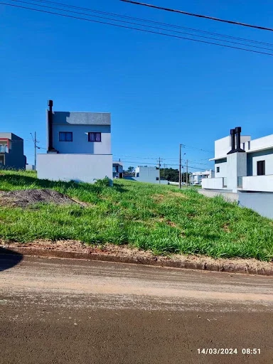 Terreno com 126 m² no condomínio Colina do Lago