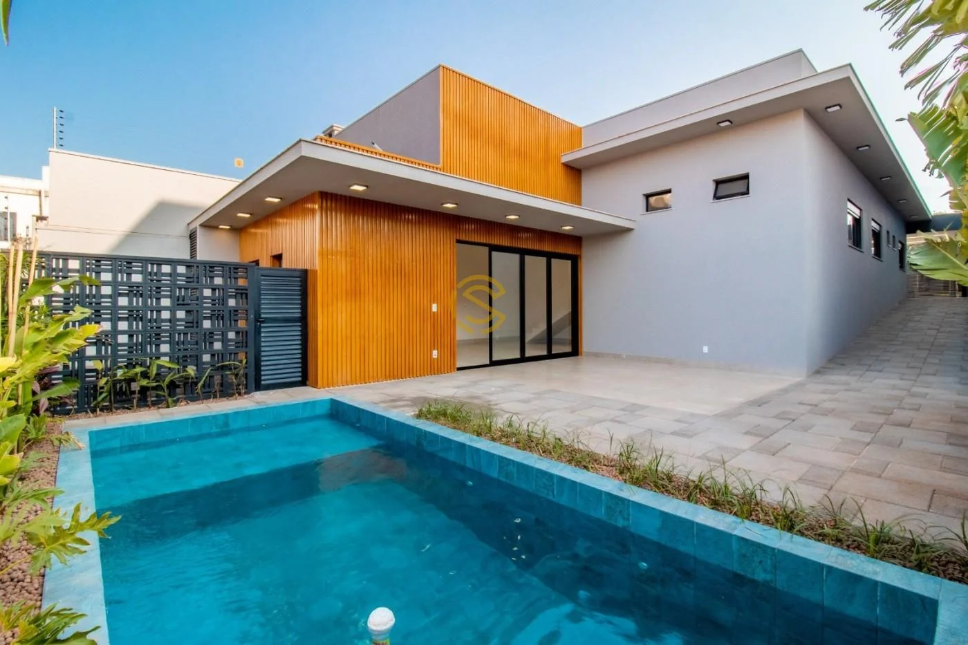 Casa para Venda em Cascavel, Neva, 3 dormitórios, 3 suítes, 2 banheiros, 4 vagas