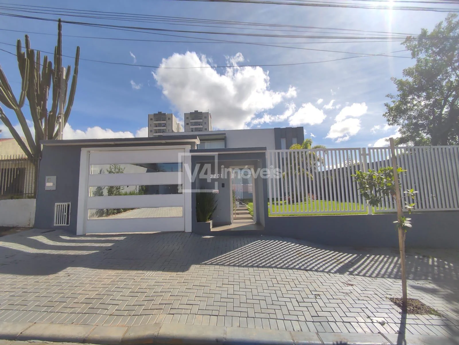 Casa à venda, Cancelli, CASCAVEL - PR com ampla área gourmet, piscina e 3 suítes + 1 quarto.