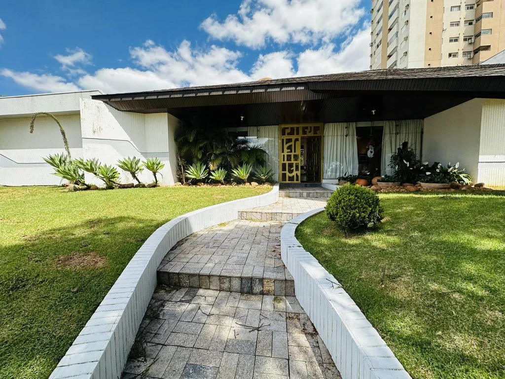 Casa à Venda - 360 m² Construídos - Região Central de Cascavel PR